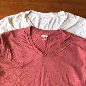 2 old navy size mens medium v neck.